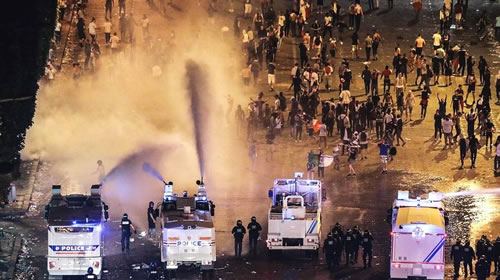 球迷庆祝发生冲突 法国警方喷水